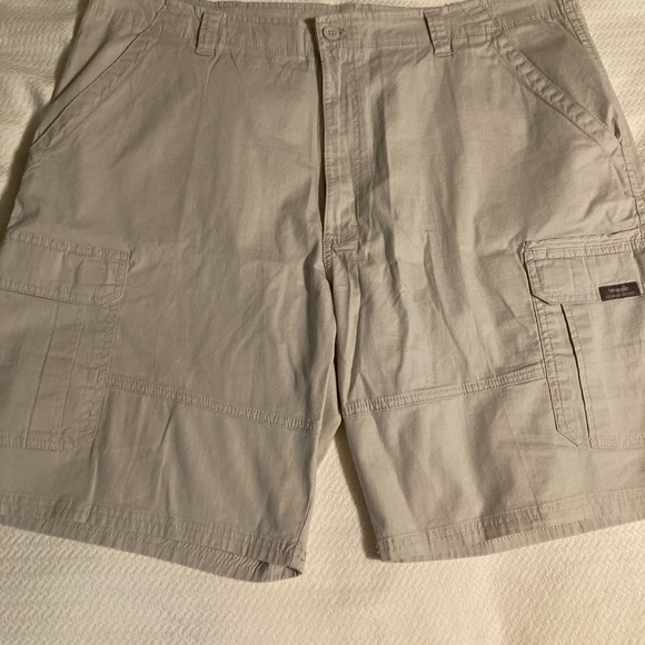Mens Wrangler cargo shorts size 42 regular new - Picture 1 of 5
